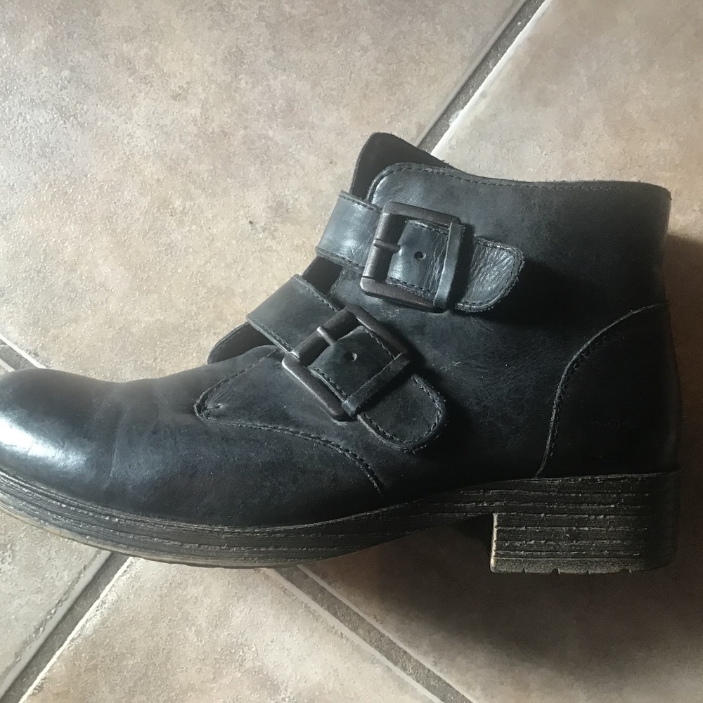 Ankle leather boots